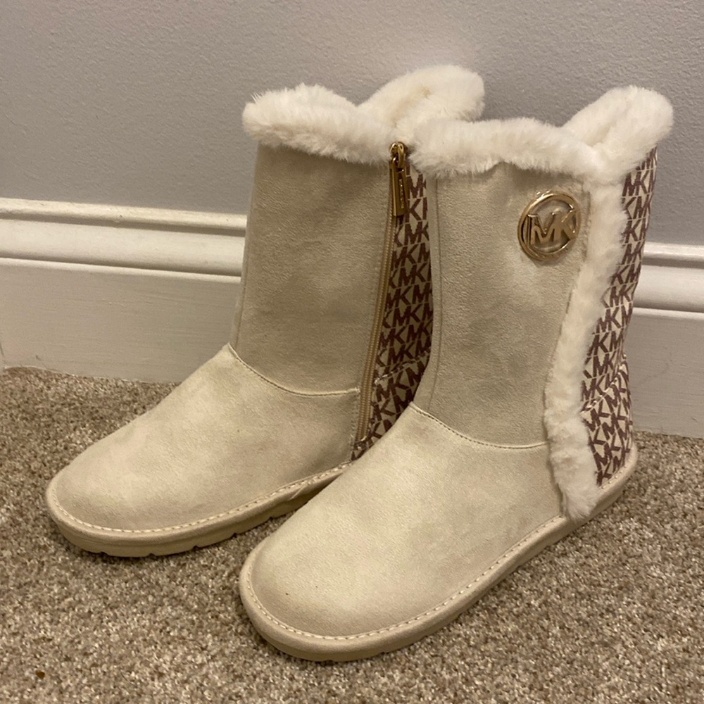 NWOT Michael Kors faux fur snow boots. Size 5.